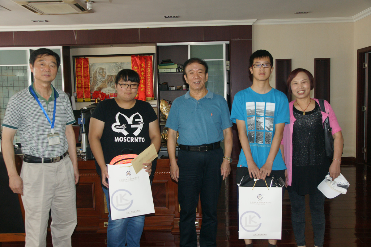 2015年董事長（左三）資助兩位高中生學(xué)習(xí)