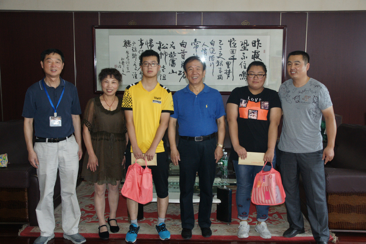 2016年董事長（左四）資助兩位高中生學(xué)習(xí)
