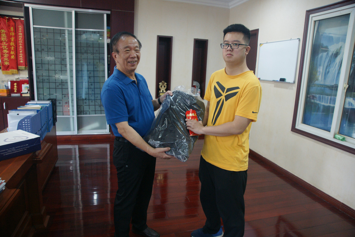 2019年董事長資助貧困生上大學(xué)